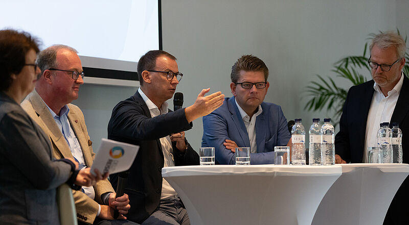 Auf dem Reisering-Podium (von links): Kerstin Nolte-Winkler vom Reisebüro Azur, Detlef Schroer, Richard Reindl, Bert Freter und Stefan Schwarz (ADAC-Reisebüros Schleswig-Holstein)