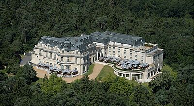 Ein Schloss aus dem 19. Jahrhundert steht auf einer Lichtung 