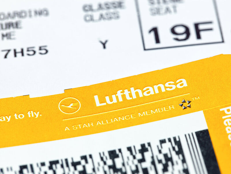Um angesichts der Flugstreichungen für Entlastung zu sorgen, schränkt Lufthansa vorübergehend die Verfügbarkeit von Tickets ein. Foto: Roma_/istockphoto