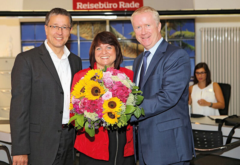 Margit Boschert vom Reisebüro Rade in Kehl mit Amadeus-Manager Bernd Schulz (links) und Kevin Keogh, Vertriebschef von DER Touristik