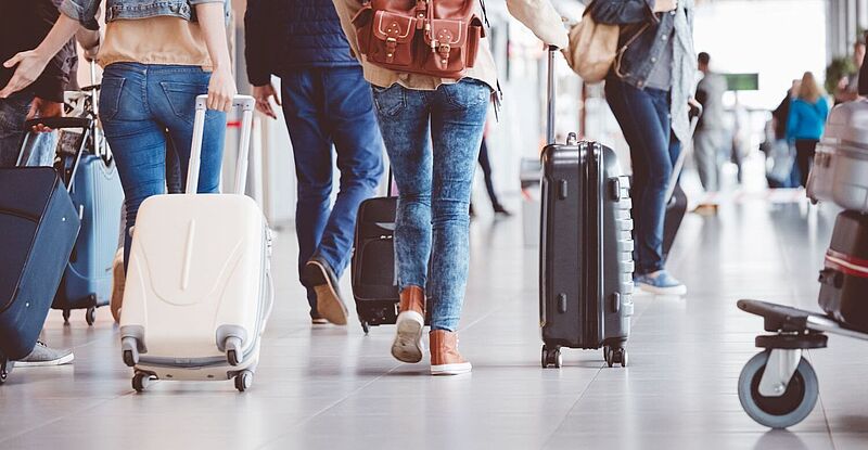 Damit Reisende mit ihrem Gepäck im Urlaub oder wieder zu Hause landen, hat Fraport einige Tipps zusammengestellt