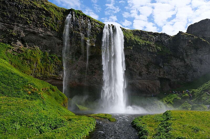 Eine der neuen Geluxe-Reisen von G Adventures führt auch nach Island, wo unter anderem der Seljalandsfoss besucht wird