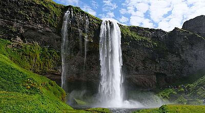 Eine der neuen Geluxe-Reisen von G Adventures führt auch nach Island, wo unter anderem der Seljalandsfoss besucht wird