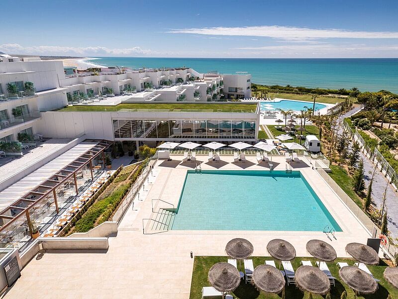 Grupotel Conil Playa in Conil de la Frontera mit Blick auf den Atlantik, moderner Poolbereich mit Sonnenliegen und Panoramablick über die Costa de la Luz in Andalusien.