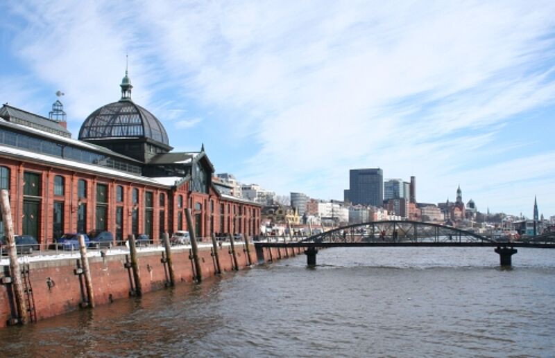 Hamburg, hier die Fischauktionshalle, führt neben Berlin nach wie vor die Hitparade der Städtereiseziele an