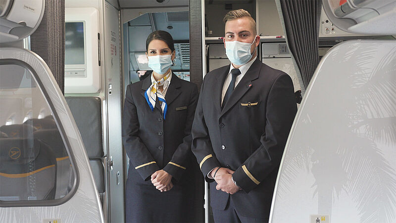 Condor-Flugbegleiter mit Corona-Schutz: Neben den heimischen Airlines bleiben auch die ausländischen Carrier mit Deutschland-Strecken bei der Maskenpflicht