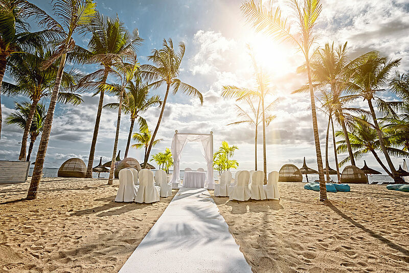 Weißer Sand und Palmen – viele träumen von einer Hochzeit wie hier auf Mauritius. Foto: assalve / istockphoto