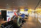Nervenkitzel erleben die Gäste im Formel 1-Rennsimulator.
