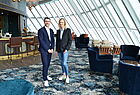 Clas Eckholt, Vice President Commercial, und CEO Wybcke Meier in der neuen Captain´s Bar am Bug