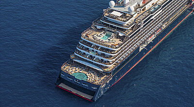 Großzügige öffentliche Deckbereiche sind ein Merkmal der kürzlich in Dienst gestellten Explora II. Foto: Explora Journeys Heck eines Kreuzfahrtschiffs