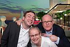 Christoph Marzinowski von TUI Blue (rechts) mit Sylvia Raschke und Alexander Ebel von touristik aktuell