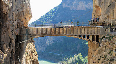 Einer der Höhepunkte der 7,7 Kilometer langen Route ist die Drahtseilbrücke 100 Meter über dem Abgrund – mit Blick auf die Schlucht und den Stausee. Einer der Höhepunkte der 7,7 Kilometer langen Route ist die Drahtseilbrücke 100 Meter über dem Abgrund – mit Blick auf die Schlucht und den Stausee.