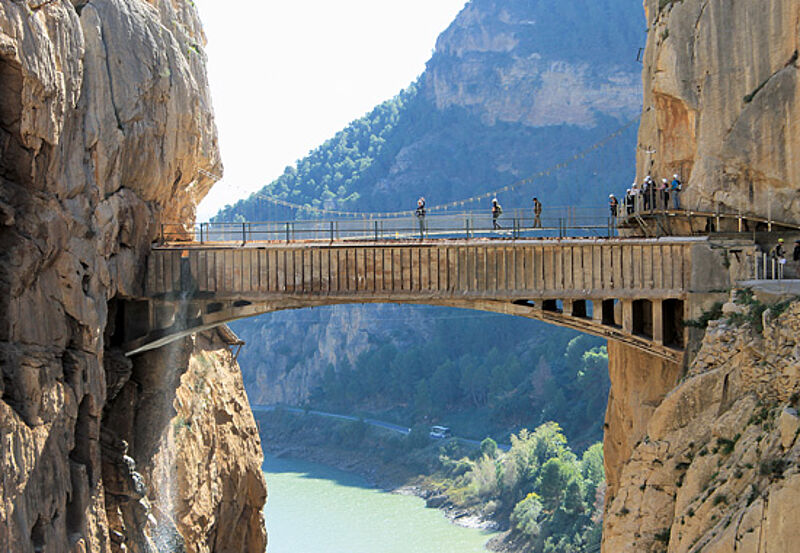 Einer der Höhepunkte der 7,7 Kilometer langen Route ist die Drahtseilbrücke 100 Meter über dem Abgrund – mit Blick auf die Schlucht und den Stausee.