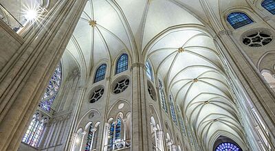 Blick in das Dach der Kathedrale Notre-Dame