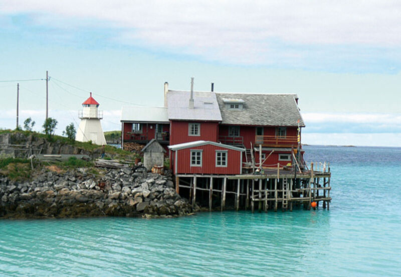 Musikfreunde aus der Region Troms zieht es im Sommer ins Krakeslottet auf der Insel Senja.