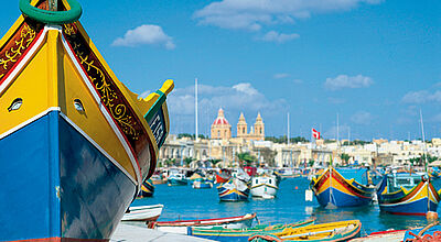 Stehen für Malta: die Luzzu genannten bunt bemalten Fischerboote ...