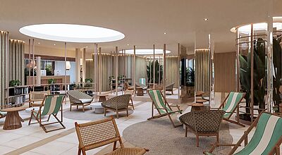 Modern gestaltete Lobby mit hellen Holzelementen, gemütlichen Lounge-Möbeln und natürlichem Licht – stilvolles Adults-only-Hotel an der Playa de Palma für entspannte Urlaubsatmosphäre.