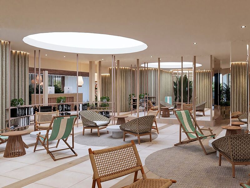 Modern gestaltete Lobby mit hellen Holzelementen, gemütlichen Lounge-Möbeln und natürlichem Licht – stilvolles Adults-only-Hotel an der Playa de Palma für entspannte Urlaubsatmosphäre.