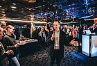 Steffen Boehnke begrüßt die Teilnehmer zur Dinner Cruise (Foto: Airtours/Leevke Struck)