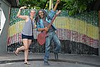 Sabrina Krummel (Reiseland, Schwalbach) mit Bob-Marley-Statue im Culture Yard in Trench Town, wo Marley aufgewachsen ist