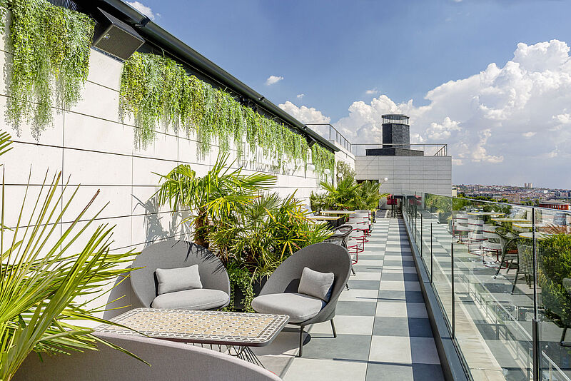 Blick in die Ferne: Dachterrasse im neuen Radisson Red Madrid
