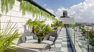 Blick in die Ferne: Dachterrasse im neuen Radisson Red Madrid Blick in die Ferne: Dachterrasse im neuen Radisson Red Madrid