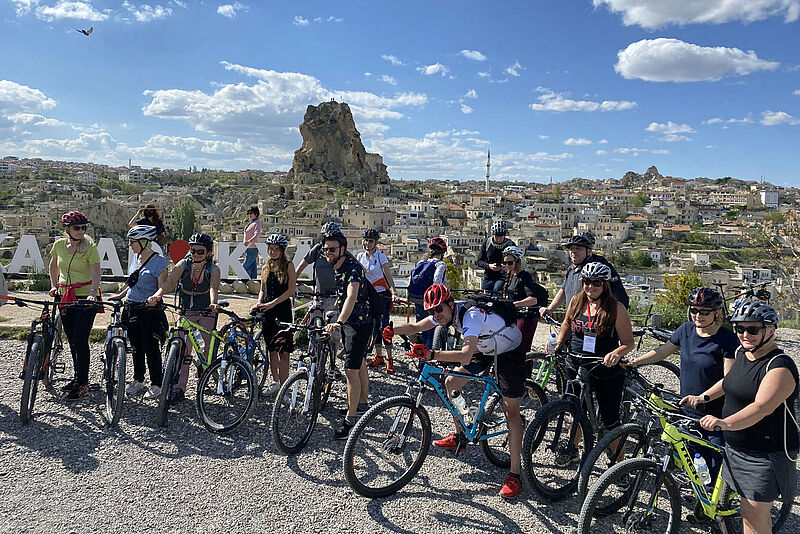 Die Mountainbike-Gruppe des Famtrips vor der Burg von Ortahisar