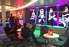 Fast wie live: An der TUI-Bar erklingt abends extra für TUI Cruises eingespielte Rockmusik
