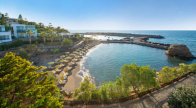 Der private Strand des Iberostar Creta Marine lädt zum Relaxen ein
