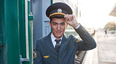Lächelnder Zugbegleiter des Orient Silk Road Express in Uniform