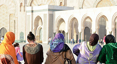 Frauen vor der Hassan-II.-Moschee in Casablanca, einer der größten Moscheen der Welt