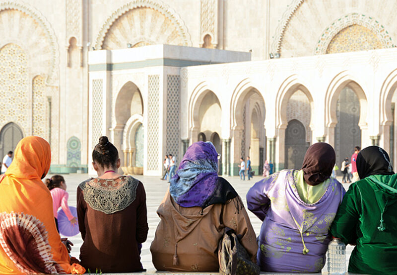Frauen vor der Hassan-II.-Moschee in Casablanca, einer der größten Moscheen der Welt