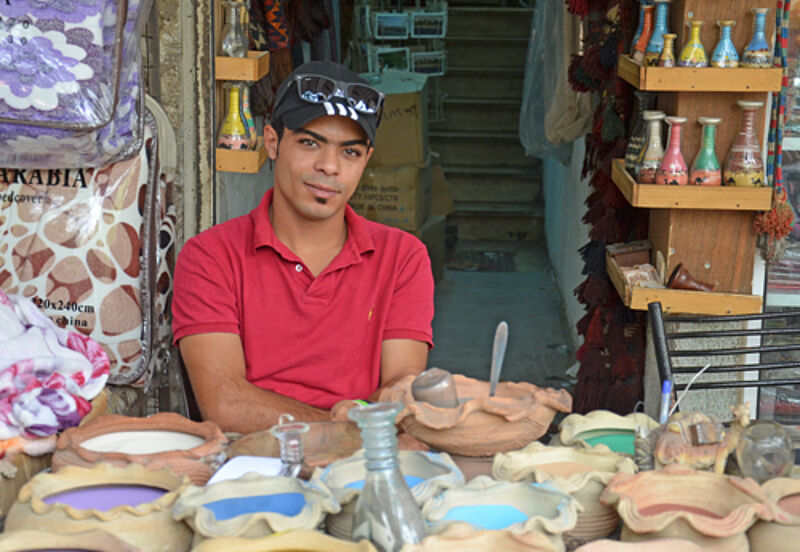 Auf dem Markt in Aqaba werden auch die beliebten Sandflaschen hergestellt. Die Motive aus gefärbten Sand zeigen häufig ein Kamel
