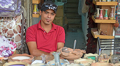Auf dem Markt in Aqaba werden auch die beliebten Sandflaschen hergestellt. Die Motive aus gefärbten Sand zeigen häufig ein Kamel