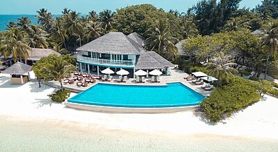 Das NH Maldives Kuda Rah Resort verfügt über 51 Suiten, Strandvillen und Overwater-Bungalows