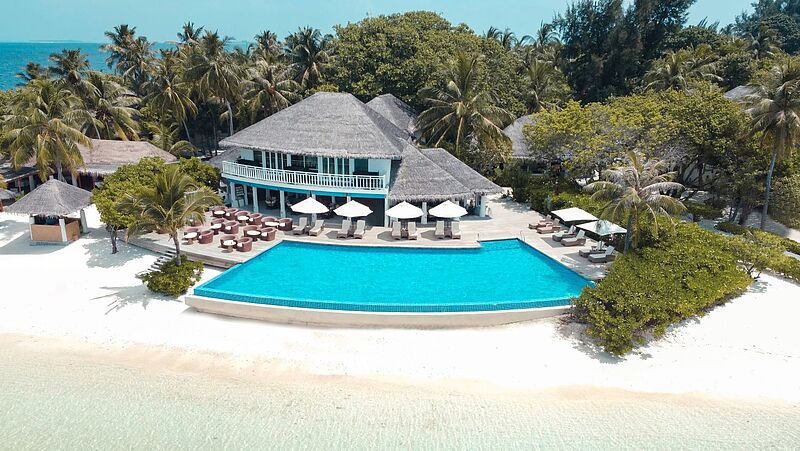 Das NH Maldives Kuda Rah Resort verfügt über 51 Suiten, Strandvillen und Overwater-Bungalows