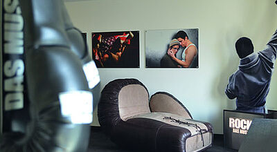 Ein Traum für Boxfans: der Boxhandschuh-Sessel im Rocky-Timmer. Foto: Arcotel Hotels / Steinheißer Ein Traum für Boxfans: der Boxhandschuh-Sessel im Rocky-Timmer. Foto: Arcotel Hotels / Steinheißer