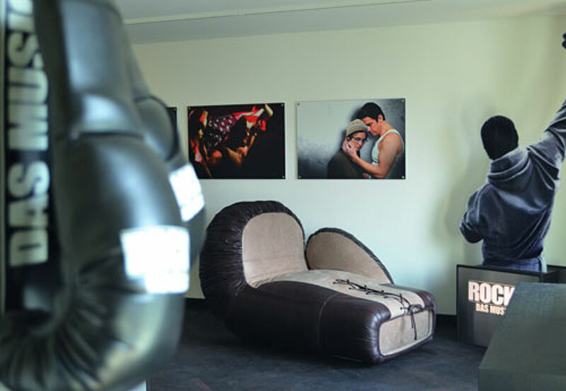 Ein Traum für Boxfans: der Boxhandschuh-Sessel im Rocky-Timmer. Foto: Arcotel Hotels / Steinheißer