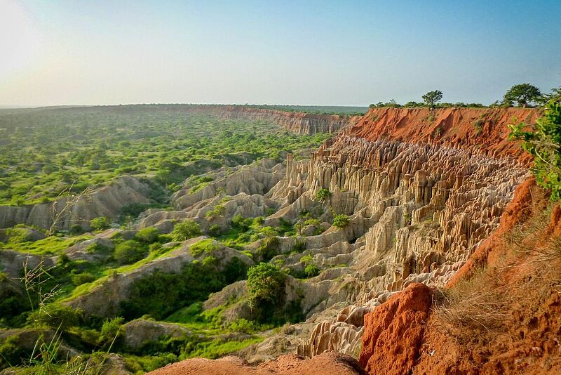 Die Gesteinsformation Miradouro Da Lua im Nordwesten Angolas ist eine der Top-Sehenswürdigkeiten des Landes Landschaft mit Felsen und Bäumen in Angola.