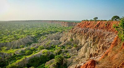 Landschaft mit Felsen und Bäumen in Angola.