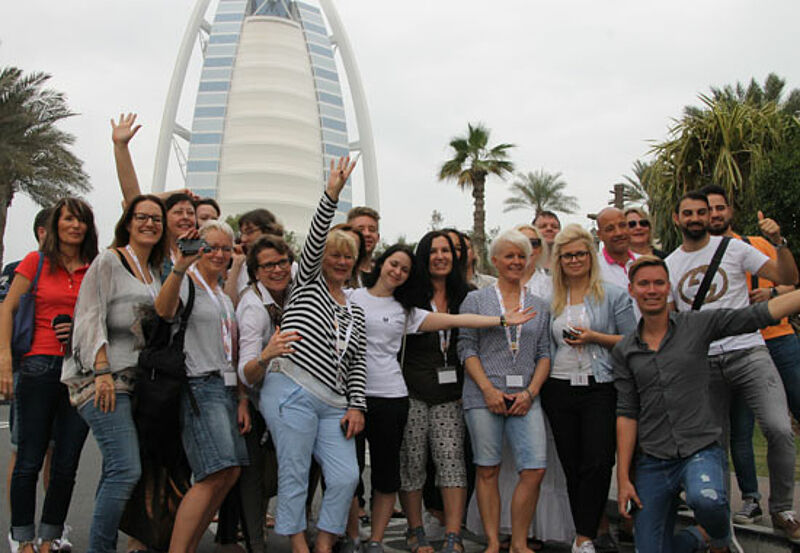 Teilnehmer des Destination-Pro-Events vor dem Burj al Arab in Dubai