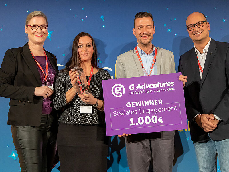 Jeanette Buller (links) und Holger Jaferi (rechts) von G Adventures überreichten den Sonderpreis „Soziales Engagement“ an Sandra Klare und Christian Brokmann vom Reisebüro Travel-A. Foto: David Vasicek Jeanette Buller (links) und Holger Jaferi (rechts) von G Adventures überreichten den Sonderpreis „Soziales Engagement“ an Sandra Klare und Christian Brokmann vom Reisebüro Travel-A. Foto: David Vasicek