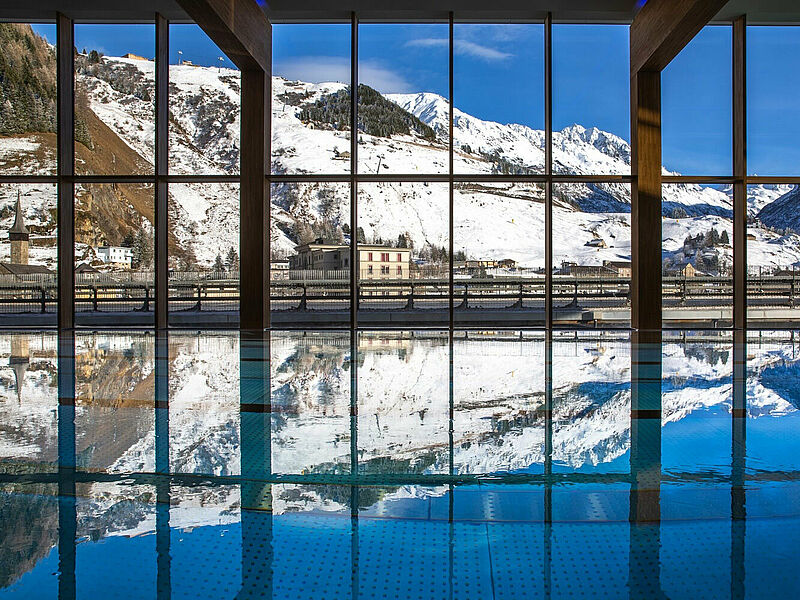 Schwimmen mit Panoramablick ist im neuen Radisson Blu Hotel Reussen in Andermatt möglich. Bild: Radisson