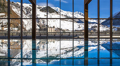 Schwimmen mit Panoramablick ist im neuen Radisson Blu Hotel Reussen in Andermatt möglich. Bild: Radisson