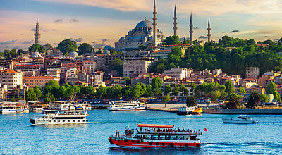 Stadtansicht von Istanbul mit Moschee und Booten auf dem Bosporus