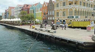 Die Silhouette der Hauptstadt Willemstad ist weit über die Antilleninsel hinaus berühmt
