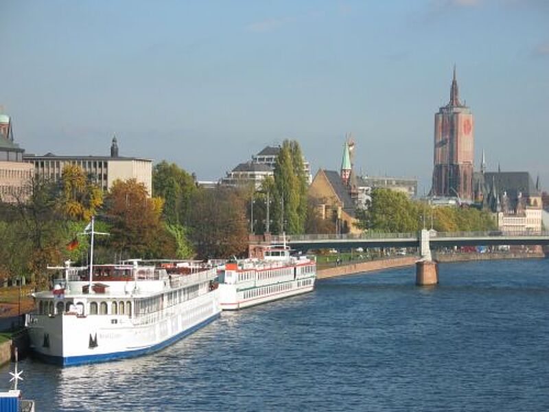 Die River Cloud (vorn) wird ab März 2010 von Euro Shipping Voyages betrieben. Foto: ta Die River Cloud (vorn) wird ab März 2010 von Euro Shipping Voyages betrieben. Foto: ta