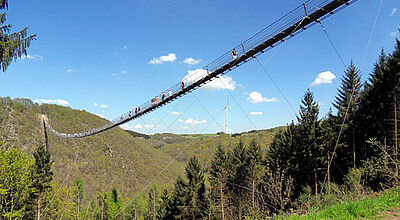 Höhenangst verboten: Wer über die Geierlay-Brücke will, sollte schwindelfrei sein.