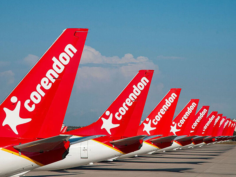 Rote Leitwerke mehrerer Corendon-Airlines-Jets