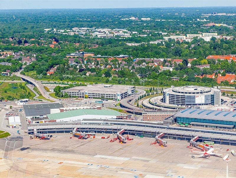 Luftbild eines Flughafengeländes mit Gebäuden und Startbahnen in Hamburg.